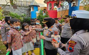 Polisi Sahabat Anak, Kapolres Salatiga AKBP Aryuni Novitasari Kunjungi TK & KB