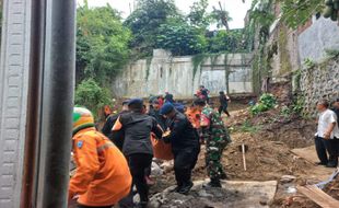 Dramatis! Evakuasi Pekerja Bangunan Tertimbun Longsor di Ngaliyan Semarang