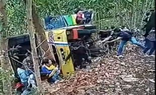 Bus Pariwisata Terguling di Tanjakan Gemulung Gunungkidul, 7 Orang Terluka