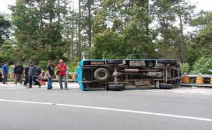 Breaking News! Minibus Terguling di Plaosan Magetan, Sejumlah Penumpang Terluka