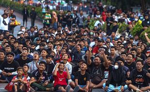 Dukung Persis Solo Lawan PSS, Ratusan Suporter Nobar di Depan Balai Kota Solo