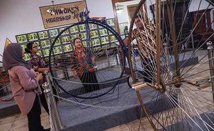 Museum Radya Pustaka Solo Gelar Pameran Sepeda Klasik Penny Farthing