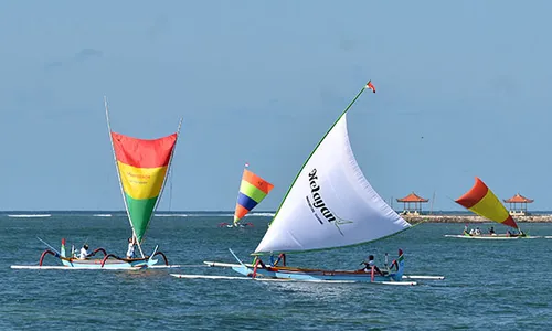 Atraksi Wisata, Warna-warni Puluhan Jukung Berparade di Perairan Sanur Bali