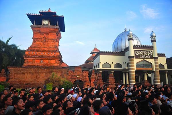 Menguak Makna Spiritual Tradisi Buka Luwur Makam Sunan Kudus