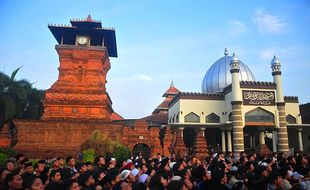 Menguak Makna Spiritual Tradisi Buka Luwur Makam Sunan Kudus