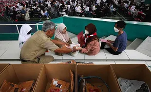 7.000 Pelajar SMA/SMK di Surabaya Terima Seragam dan Sepatu Sekolah Gratis