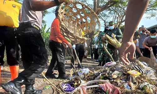 Aksi Peduli Lingkungan, Personel Polres Klaten Bersihkan Sampah di TPS Merbung