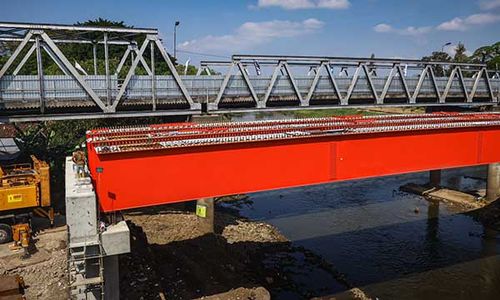 Pemasangan Steel Box Girder di Proyek Jembatan Jurug B Solo