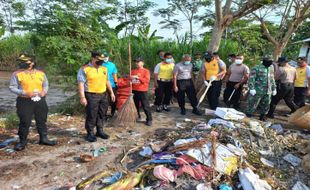 Mulia! Puluhan Personel Polres Klaten Bersihkan Tumpukan Sampah di TPS Merbung