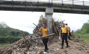 Peduli Lingkungan, Polres Sukoharjo Bersihkan Sampah di Sungai hingga Pasar