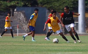 Ratusan Pesepak Bola Muda Ikuti Seleksi Timnas U-17 di Stadion Sriwedari Solo