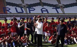 Kunjungi Stadion Si Jalak Harupat Bandung, Jokowi Tinjau Seleksi Timnas U-17