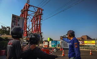 Simpang Joglo Solo Ditutup Total, Sejumlah Pengendara Motor dan Mobil Kecele