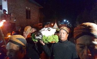 Ramai & Sakral! Ribuan Orang Saksikan Tradisi Sedekah Gunung Merapi di Boyolali