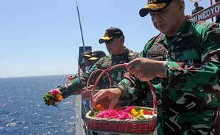 Panglima TNI Tabur Bunga di Laut Jawa Mengenang Jalasena KRI Nanggala-402