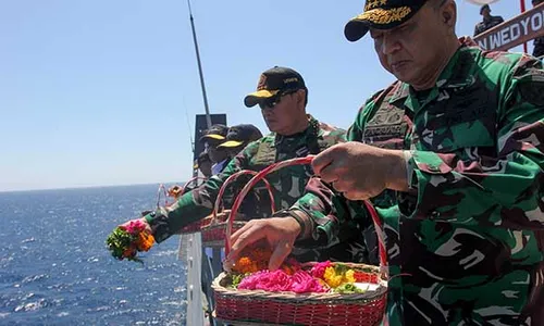 Panglima TNI Tabur Bunga di Laut Jawa Mengenang Jalasena KRI Nanggala-402