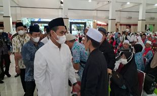 Tiba di Embarkasi Solo, 358 Jemaah Haji Kloter Pertama Disambut Wagub Jateng