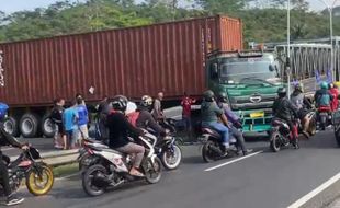 Kecelakaan Truk Kontainer di Jembatan Tuntang, Jalur Menuju Bawen Ditutup Total