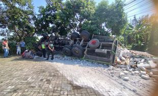 Ditabrak Truk Muatan Hebel, Tembok Perumahan Permata Garden Semarang Hancur