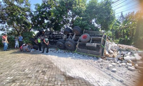 Ditabrak Truk Muatan Hebel, Tembok Perumahan Permata Garden Semarang Hancur