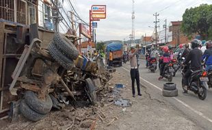 Rem Blong! Truk Muatan Pasir Terguling di Bawen Semarang, Sopir Meninggal Dunia