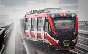 Uji Coba Rangkaian Kereta LRT Jabodetabek Jelang Pengoperasian Terbatas