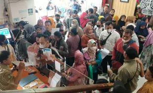 Hari Pertama PPDB Zonasi, Kantor Disdik Solo Digeruduk Wali Murid Luar Kota