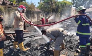 Perumahan di Colomadu Karanganyar Nyaris Kebakaran akibat Api di Lahan Kosong