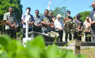 Jelang Hari Jadi ke-1.273, Pj Wali Kota Salatiga Ziarah ke Makam John M Manoppo