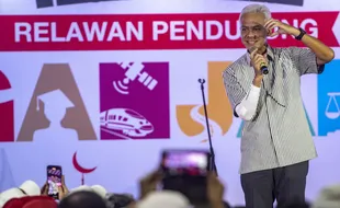 Pakai Baju Hitam Putih, Ganjar Sebut Desain dari Presiden Jokowi