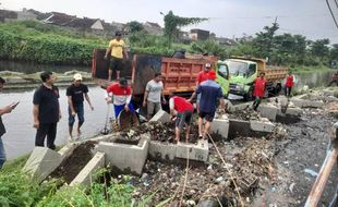 Respons Cepat, Pemkot Semarang Bersihkan Timbunan Sampah di Sungai