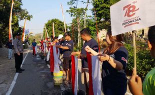 Kompak Jelang Agustusan, 100-an Warga Nogosari Boyolali Mencuci Bendera Bersama