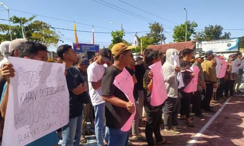 Penanganan Kasus Pungli PTSL Mandek, Seratusan Warga Geruduk Kejari Ponorogo