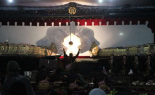 Gempur Rokok Ilegal, Sabetan Wayang Ki Bayu Aji Menggebrak di Alun-alun Klaten