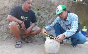 Gali Tanah, Warga Kropakan Klaten Kembali Temukan Artefak Guci Keramik Kuno