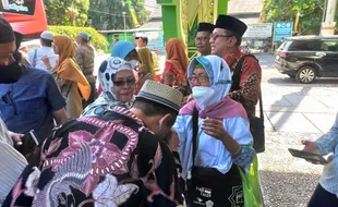 Tangis Haru Sambut Kepulangan Jemaah Haji Kuota Tambahan saat Tiba di Klaten