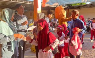 Karpet Merah dan Badut Sambut Siswa SD di Boyolali pada Hari Pertama Sekolah