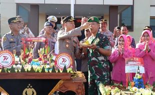 HUT Polri di Jepara, Kasdim Suapi Wakapolres Kompol Berry dengan Nasi Tumpeng