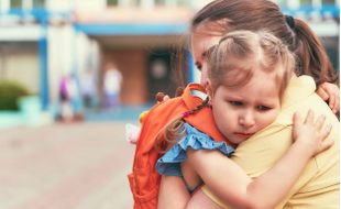 Begini Cara Mengatasi Anak Tidak Mau Ditinggal di Sekolah