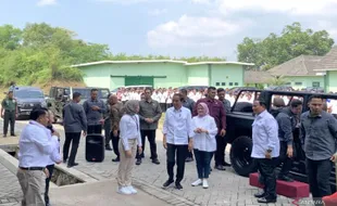 Kelilingi Pindad di Malang, Jokowi & Erick Naik Mobil Maung Disopiri Prabowo