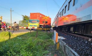 Mirip Insiden di Semarang, KA Logawa Nyaris Tabrak Truk Kontainer di Jember