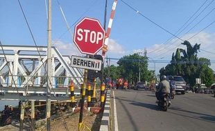 Lokasi Tabrakan KA dengan Truk di Semarang Sudah Normal, Jalur KA Bisa Dilalui