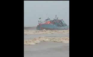 Diterjang Ombak Besar, Kapal Ikan Berisi 12 ABK Terdampar di Tulungagung