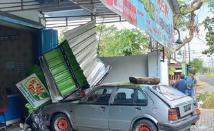 2 Mobil Bersenggolan di Pedan Klaten, Gerobak Jualan Es Teh Hancur Tertabrak