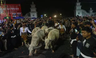 Sakral, Putra Mahkota Keraton Solo Pimpin Laku Perenungan Kirab Malam 1 Sura