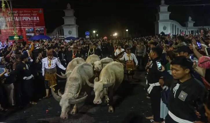 Makin Sakral dan Spesial, Kirab 1 Sura Keraton Solo Bersamaan Malam Jumat Kliwon