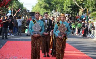 Pakai Baju Pengantin Adat Jawa, Pria Bule Persia Ikut Klaten Lurik Carnival