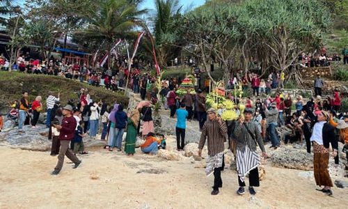 Diiringi Zikir, Warga Paranggupito Wonogiri Larung Kepala Sapi ke Laut Selatan