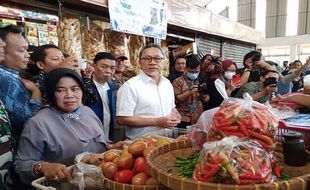 Kunjungi Pasar di Salatiga, Mendag Zulhas Kaget Harga Ayam & Telur Lebih Murah