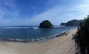 Lima Wisatawan Terseret Ombak Pantai Jembatan Panjang, 2 di Antaranya WNA